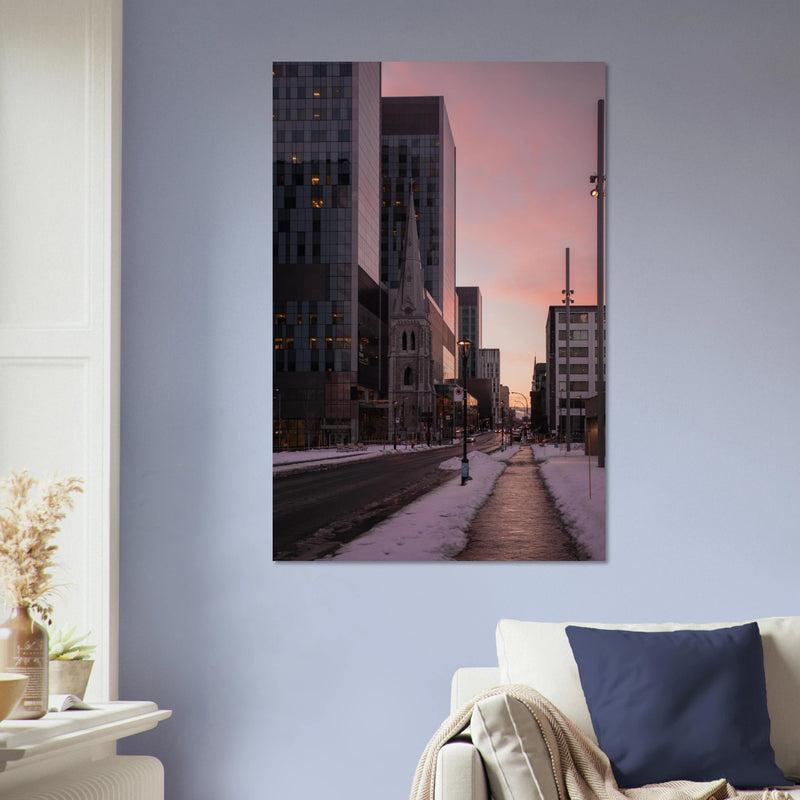 Montréal, entre clocher et verre — tirage aluminium 60 × 90 cm accroché au mur