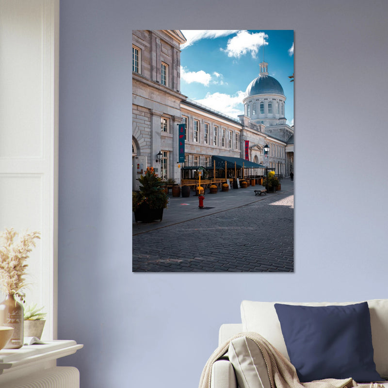 Marché Bonsecours, le dôme qui veille — tirage aluminium 60 × 90 cm accroché au mur