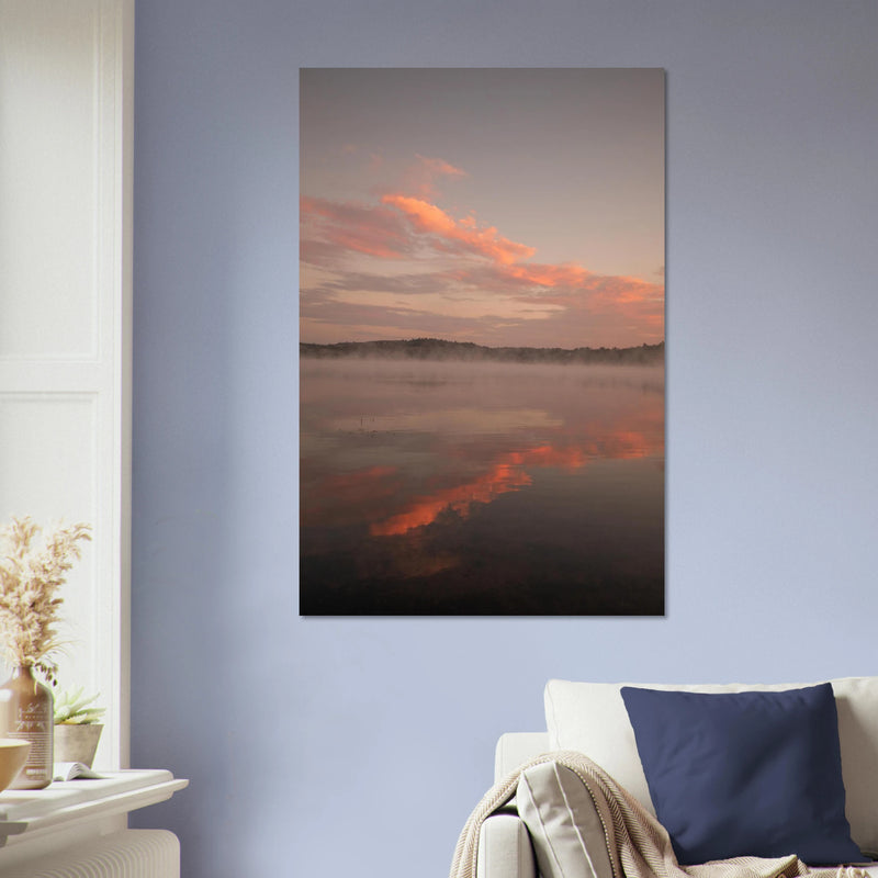 Laurentides, l'aube et sa brume — tirage aluminium 60 × 90 cm accroché au mur