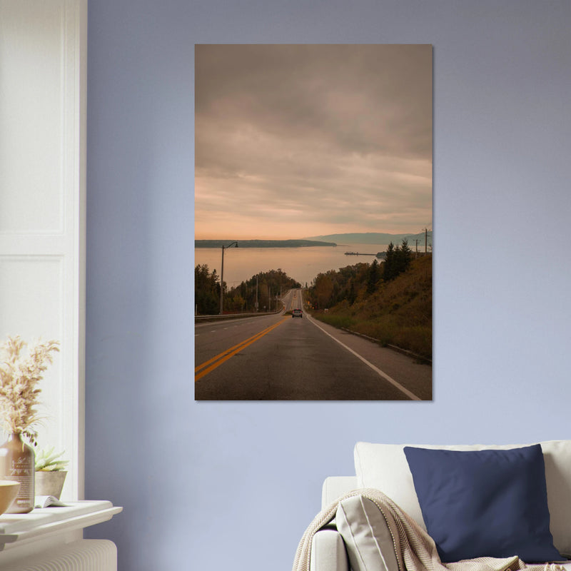Charlevoix, descente vers le Saint-Laurent — tirage aluminium 60 × 90 cm accroché au mur